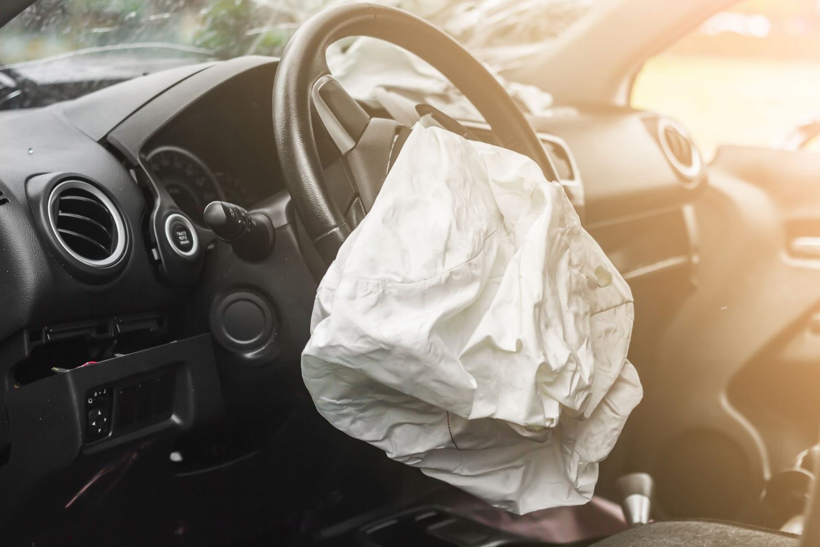 Een auto met een e-Call-melding op het stuur.