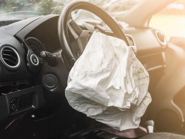 Een auto met een e-Call-melding op het stuur.