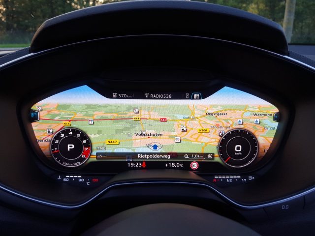 Het dashboard van een Audi TTS Roadster met een GPS-scherm.