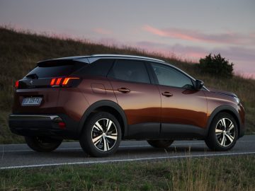 De achterkant van een nieuwe Peugeot 3008 crossover.