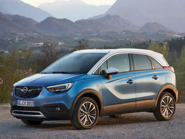 De nieuwe Opel Cross Country staat geparkeerd op een onverharde weg.