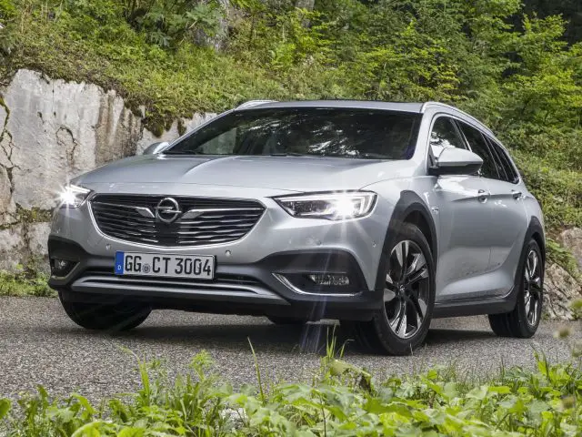 De Opel Insignia uit 2017 rijdt over een bergweg.