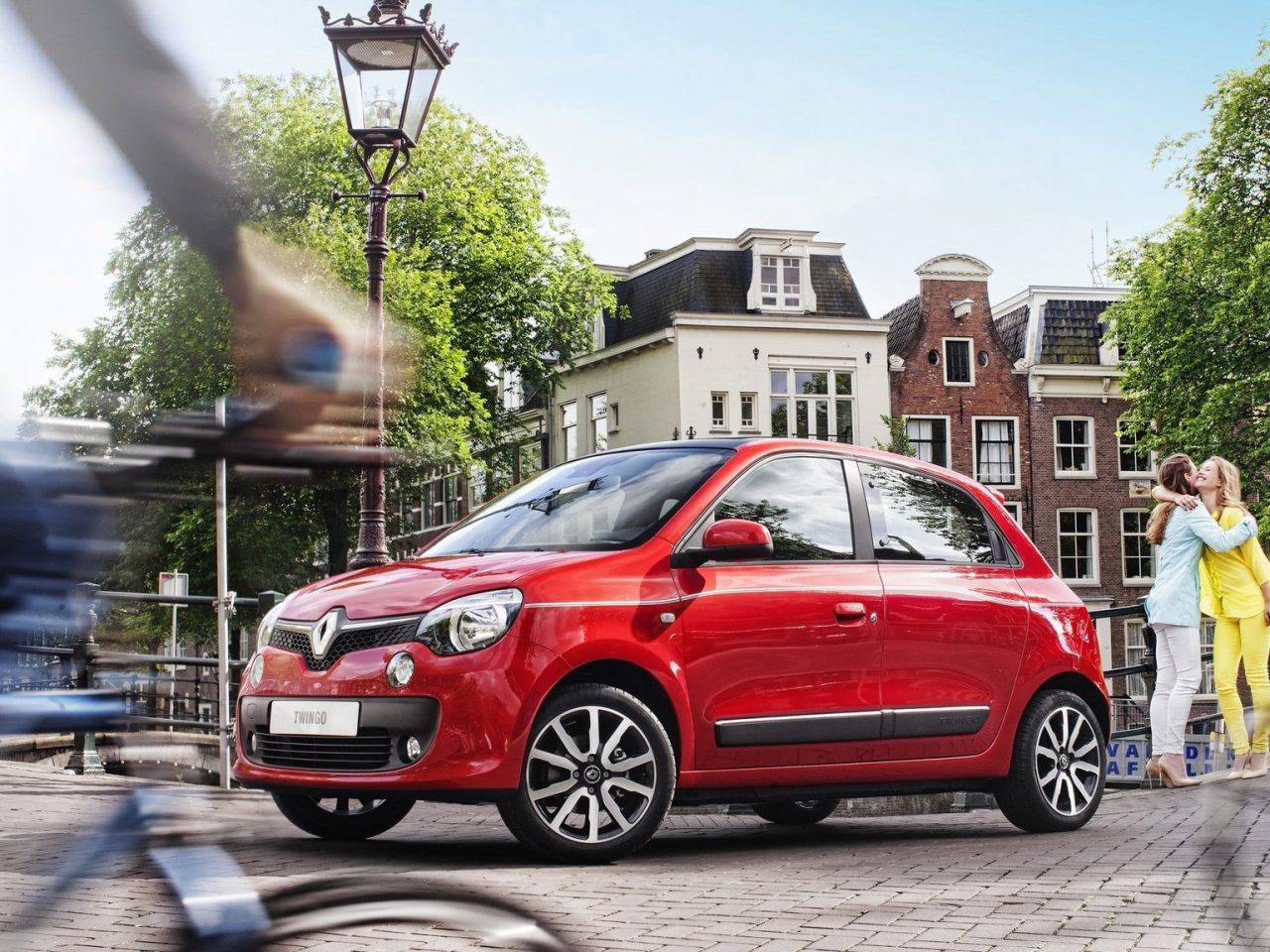 Een rode auto met daarop een fietsende vrouw in een stadsstraat was een van de populairste gelegenheden in 2016.