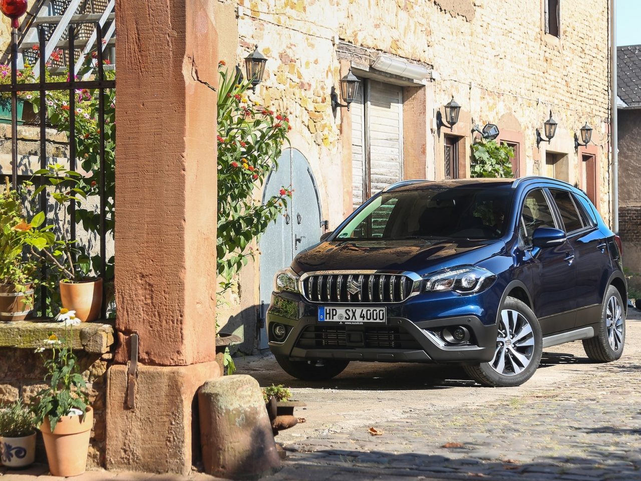 Een blauwe SUV uit het B-segment geparkeerd in een geplaveide straat.