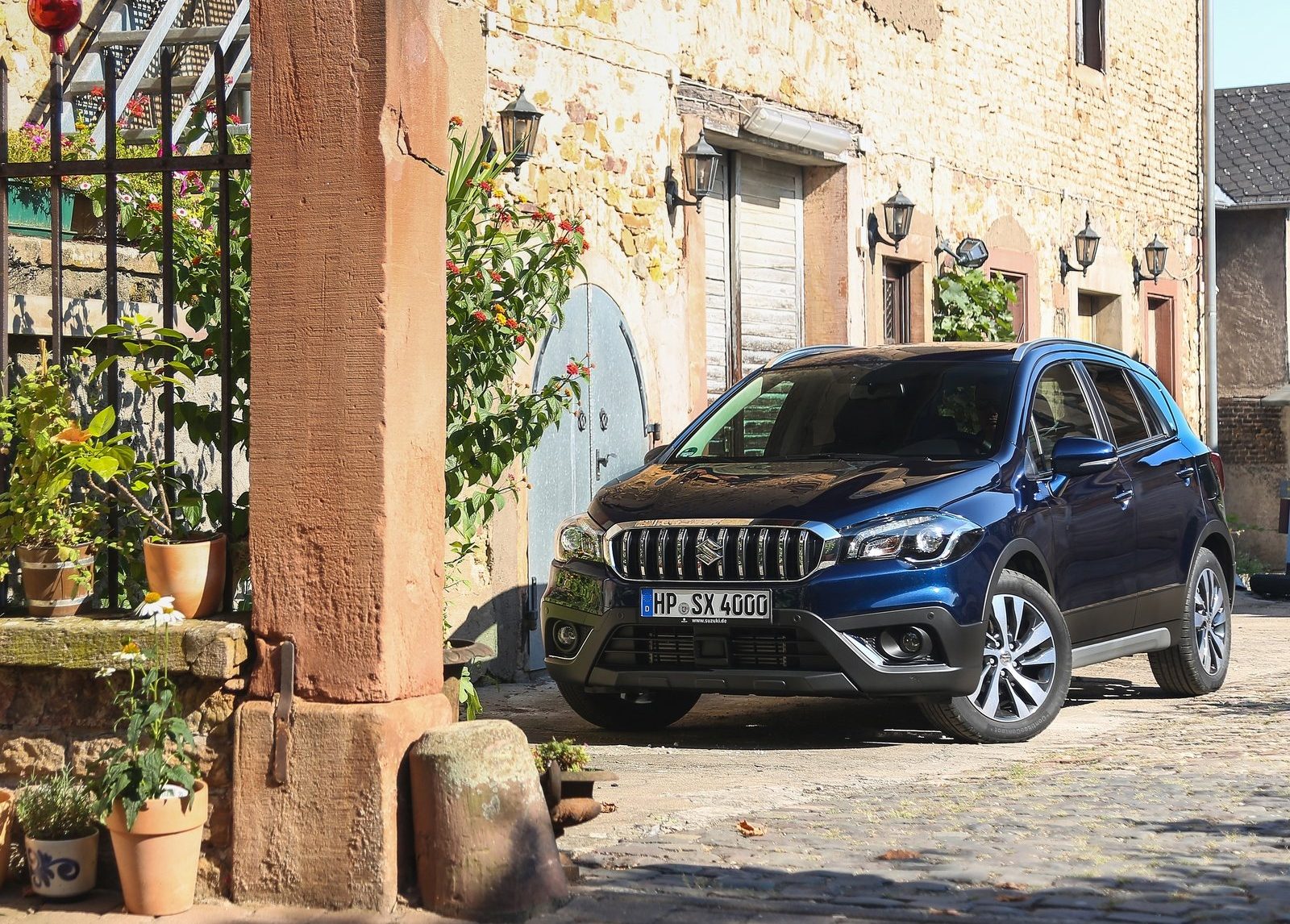 Een blauwe SUV uit het B-segment geparkeerd in een geplaveide straat.