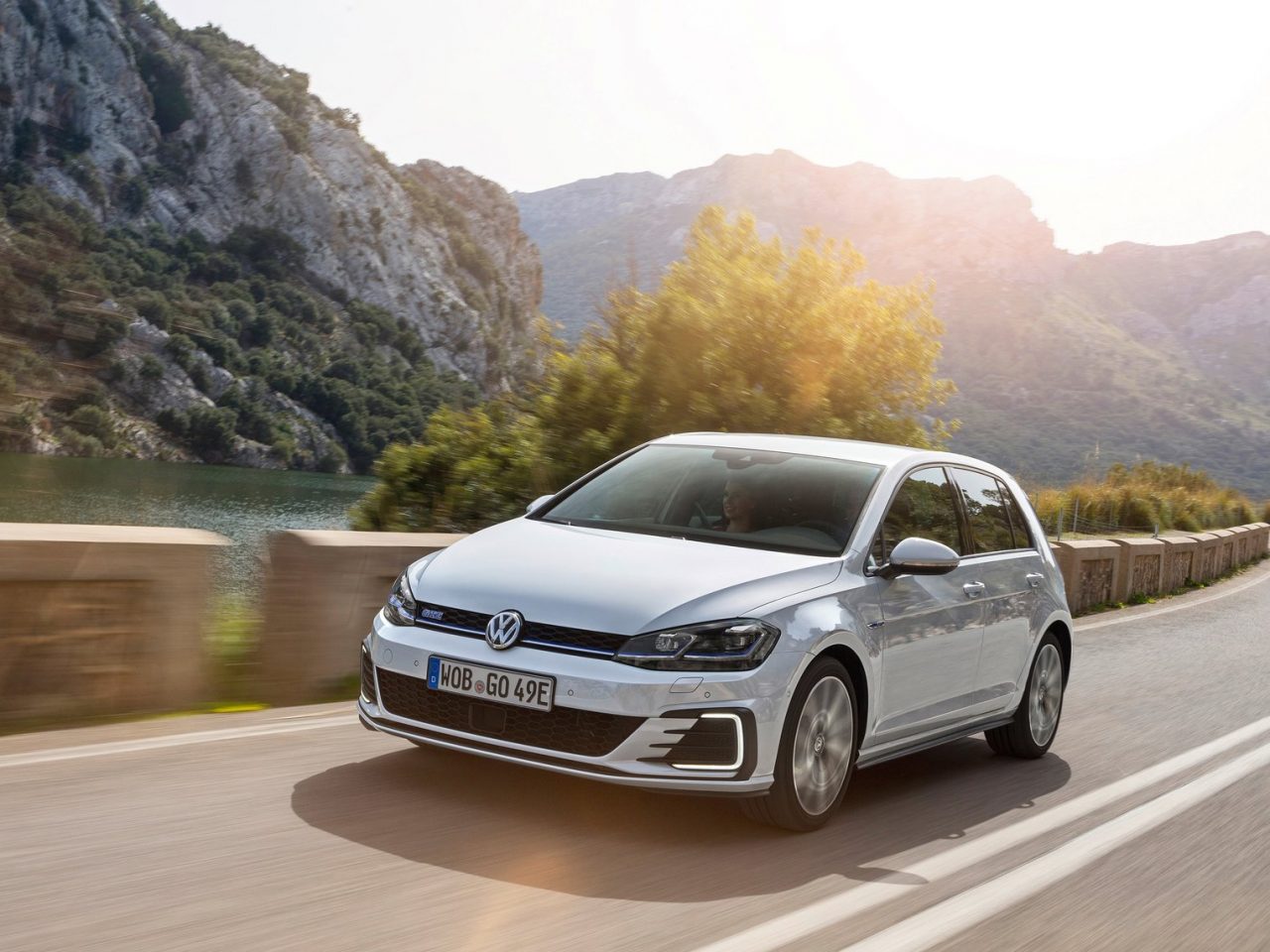 De Volkswagen Golf GTI uit 2016, een van de best verkochte auto's, rijdt over een bergweg.