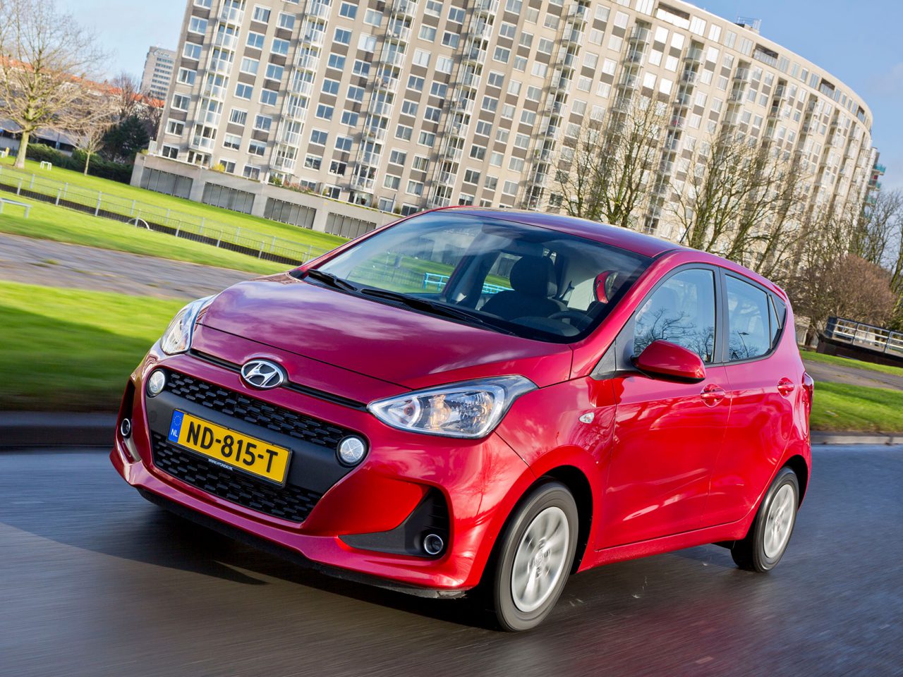 De vernieuwde Hyundai i10 rijdt door de straat.