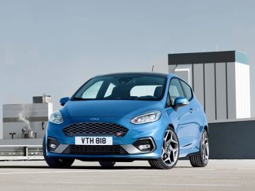 De krachtige Ford Fiesta ST met driecilinder is opgeslagen voor een gebouw.