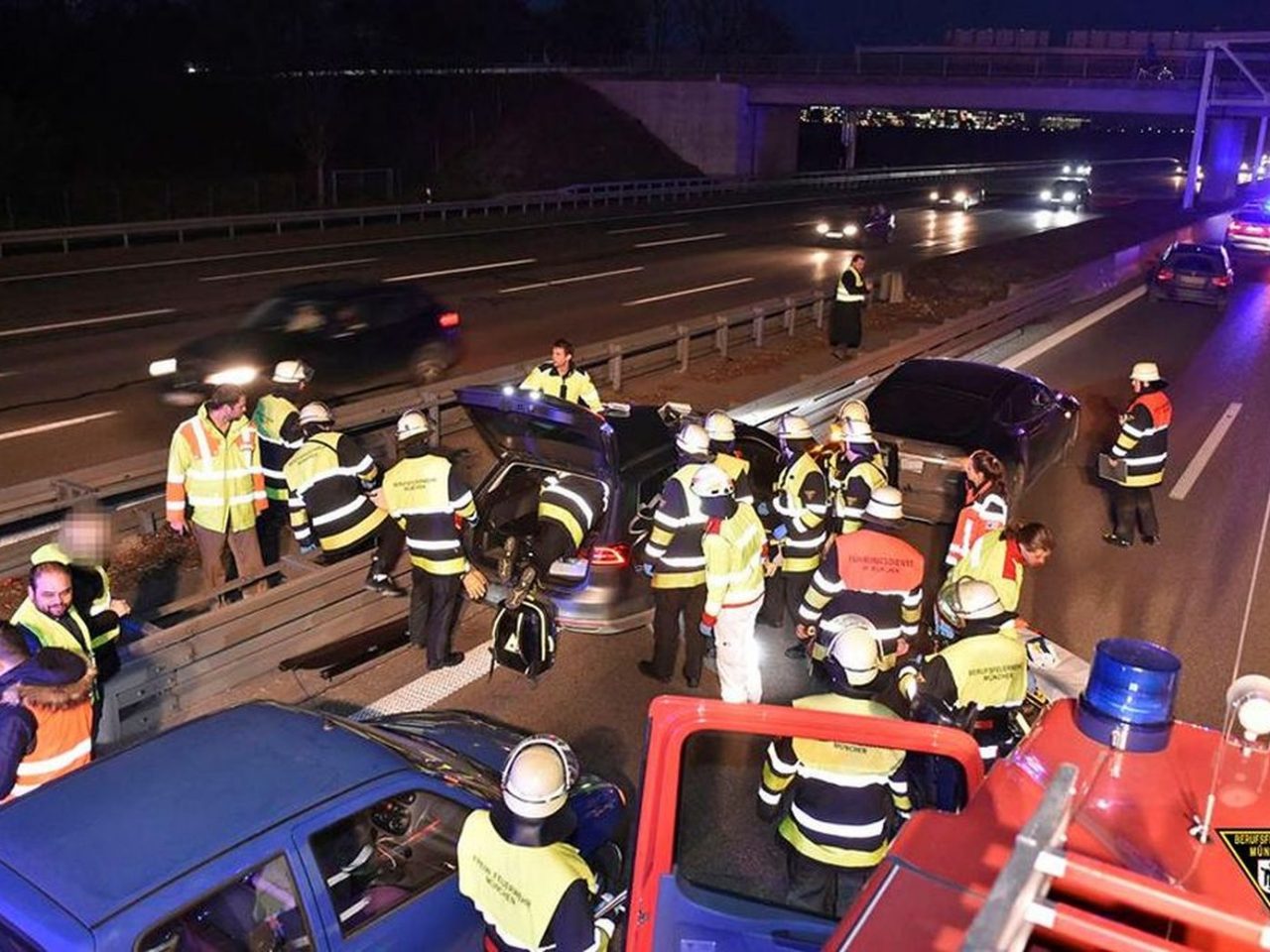 Een groep brandweerlieden staat aan de kant van een snelweg, waar een Tesla-chauffeur een bewusteloze Passat-chauffeur redde.