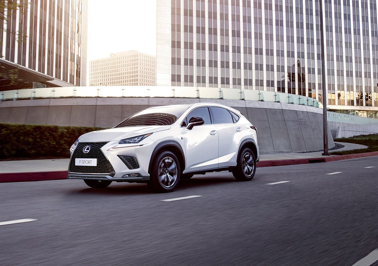 De Lexus NX uit 2019, met een subtiele opfrisser, rijdt door een stadsstraat.