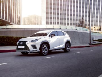 De Lexus NX uit 2019, met een subtiele opfrisser, rijdt door een stadsstraat.
