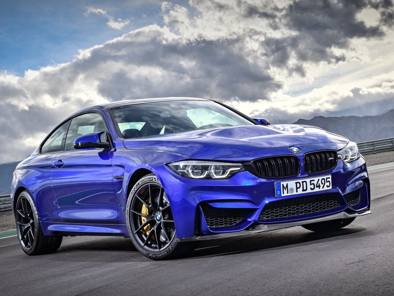 De blauwe BMW M4 coupé rijdt op het circuit tijdens AutoRAI Daily #71.