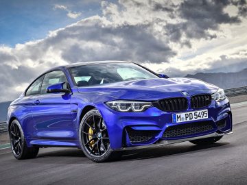 De blauwe BMW M4 coupé rijdt op het circuit tijdens AutoRAI Daily #71.