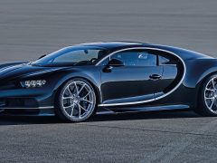 De Bugatti Chiron staat geparkeerd op een landingsbaan voor Daily #74.