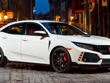 De Honda Civic Type R 2019, recordhouder op de Nordschleife, staat geparkeerd op een geplaveide straat.