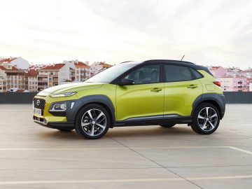 De Hyundai Kona uit 2019 staat geparkeerd op een parkeerplaats, klaar voor zijn debuut op AutoRAI Daily #77.