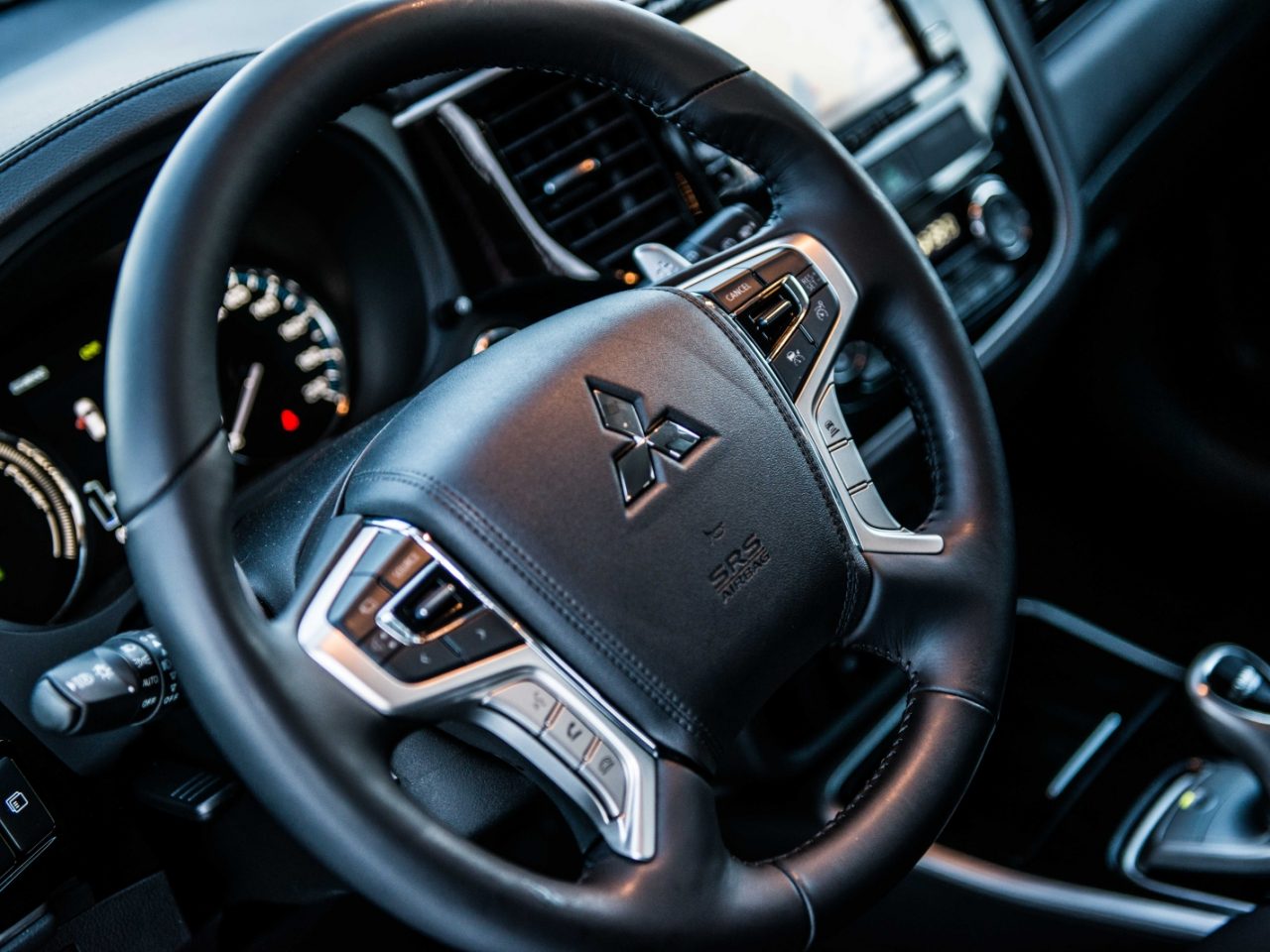 Mitsubishi Outlander PHEV stuurwiel - stockfoto.