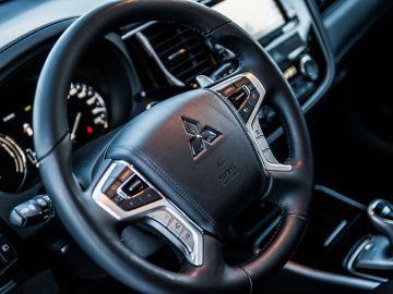 Mitsubishi Outlander PHEV stuurwiel - stockfoto.