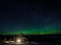 Aurora Borealis boven een hut in Finland, vastgelegd in een verbluffende video.