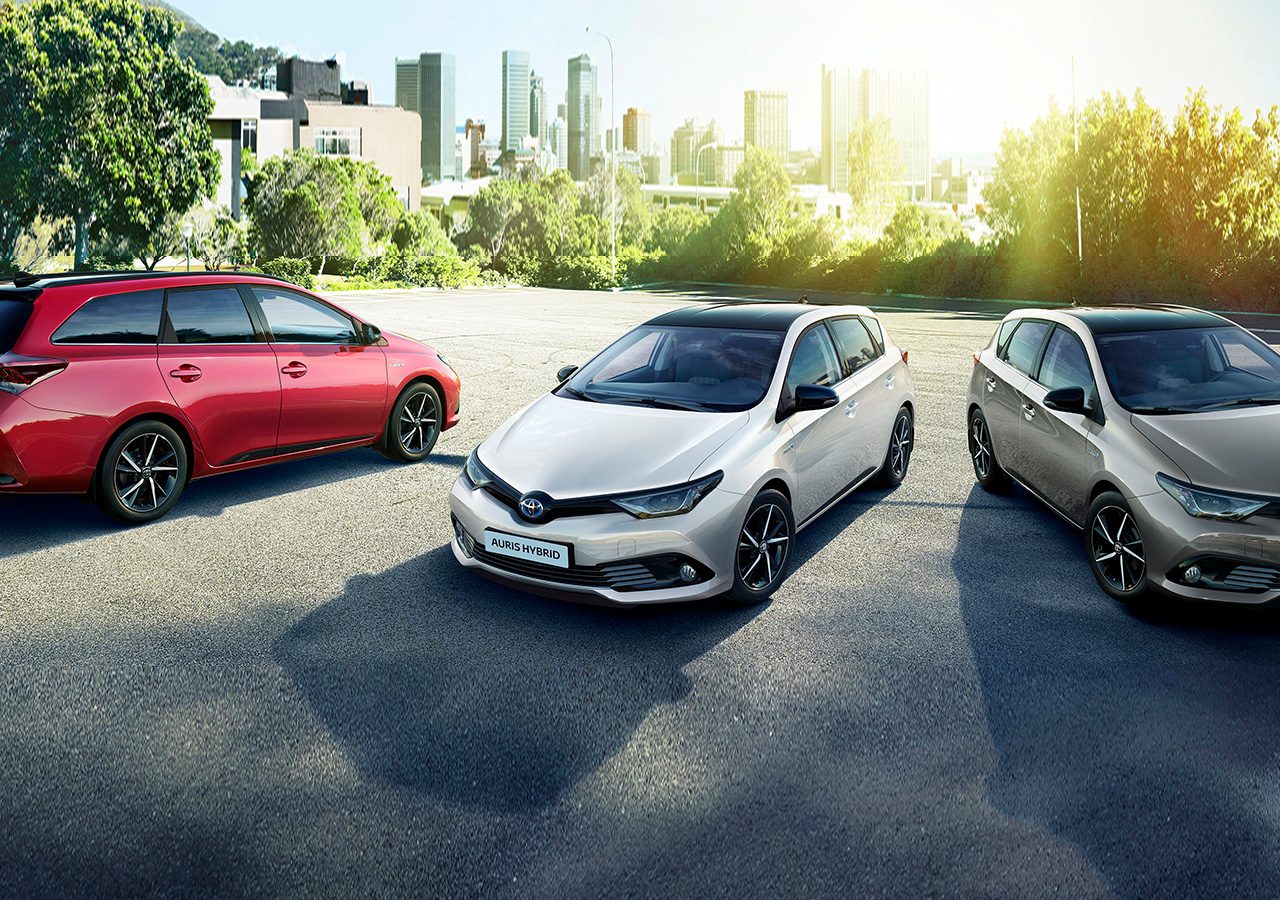 Drie nieuwe Renault-auto's tentoongesteld op AutoRAI geparkeerd op een parkeerplaats.