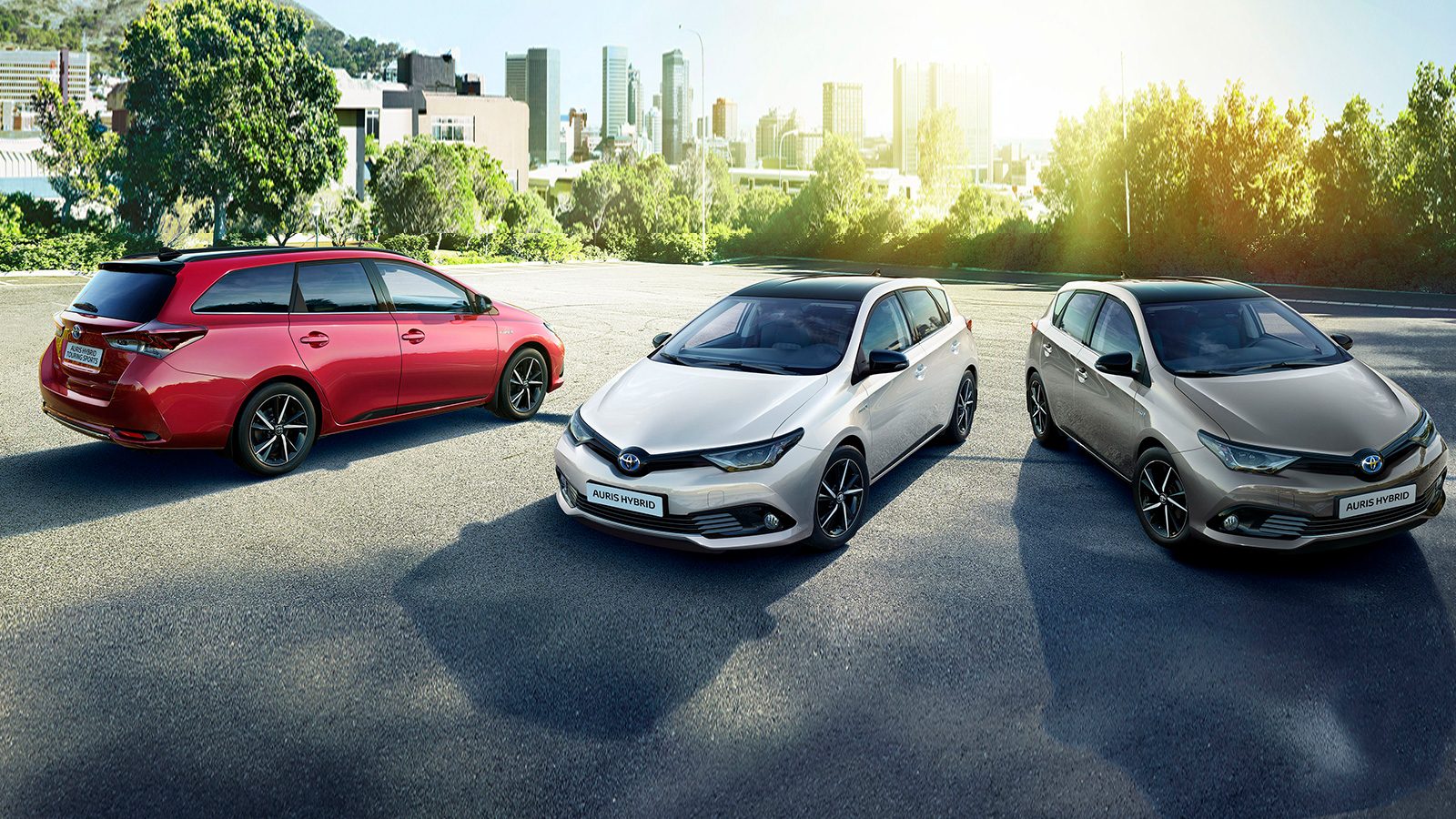 Drie nieuwe Renault-auto's tentoongesteld op AutoRAI geparkeerd op een parkeerplaats.