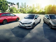 Drie nieuwe Renault-auto's tentoongesteld op AutoRAI geparkeerd op een parkeerplaats.