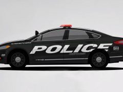 Een Ford politieauto wordt getoond op een witte achtergrond.