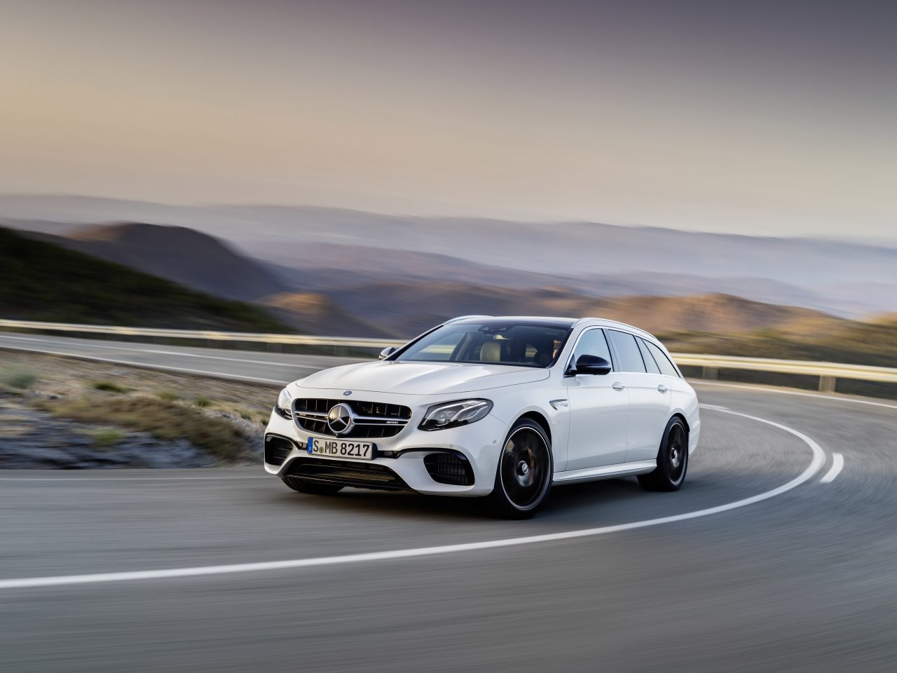De Mercedes-Benz E-Klasse 2019, een van de snelste AMG-breaks, rijdt over een bergweg.