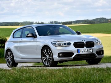 Een dagelijkse #86 auto op de weg.