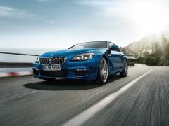 De nieuwe BMW 6 Serie GT rijdt over de weg.