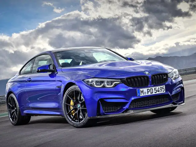 De blauwe BMW M4 CS rijdt op een circuit.
