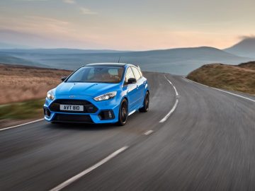 De Focus RS rijdt over een landweggetje.