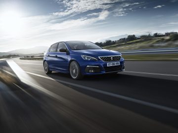 De nieuwe Peugeot 308 rijdt over de weg.