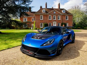 Dagelijks staat er een blauwe sportwagen geparkeerd voor een groot huis #90.