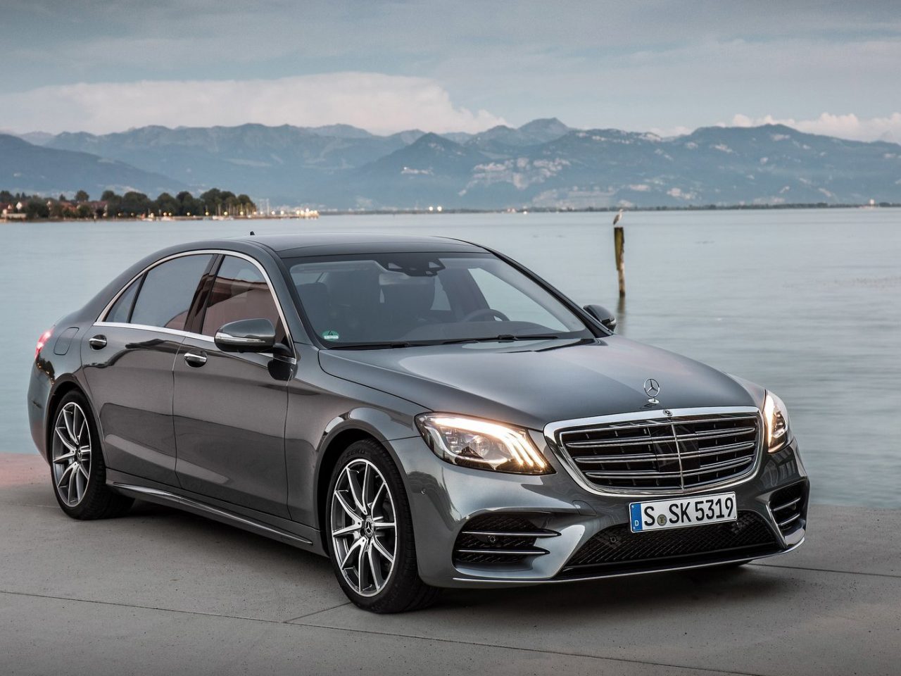 De nieuwe Mercedes S-Klasse staat voor het water geparkeerd.