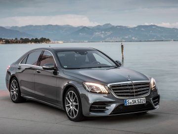 De nieuwe Mercedes S-Klasse staat voor het water geparkeerd.