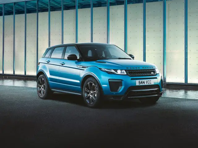 De blauwe Range Rover Evoque staat dagelijks voor een gebouw geparkeerd.