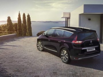 De nieuwe Citroen C3 Scénic staat geparkeerd voor een huis met uitzicht op de oceaan.