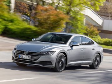 De Volkswagen Arteon uit 2019 rijdt over de weg.
