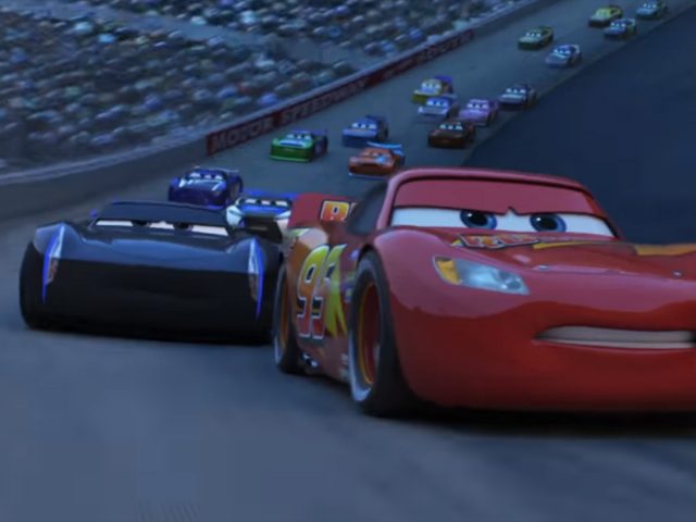 Disney's Lightning McQueen racet in de Nieuwste Cars 3 trailer.