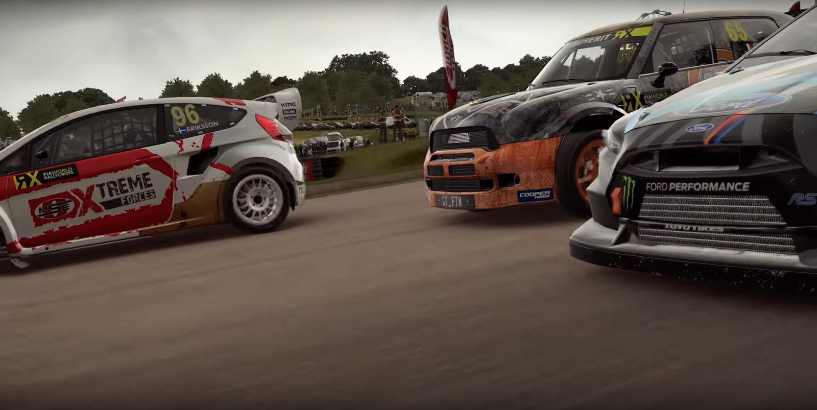 Twee auto's rijden over een onverharde weg in het rallycrosssegment van de videogame DiRT 4.