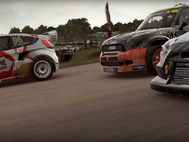 Twee auto's rijden over een onverharde weg in het rallycrosssegment van de videogame DiRT 4.