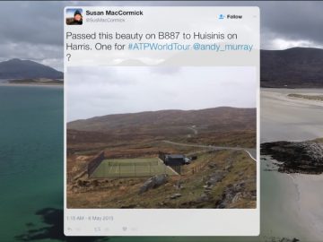 Een luchtfoto van een strand en de Murray-golfbaan.