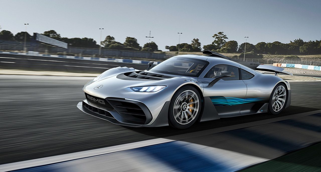 De racewagen Mercedes-AMG Project One rijdt op een circuit.