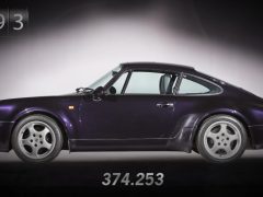 In deze video is een paarse Porsche 911 te zien in een donkere kamer.