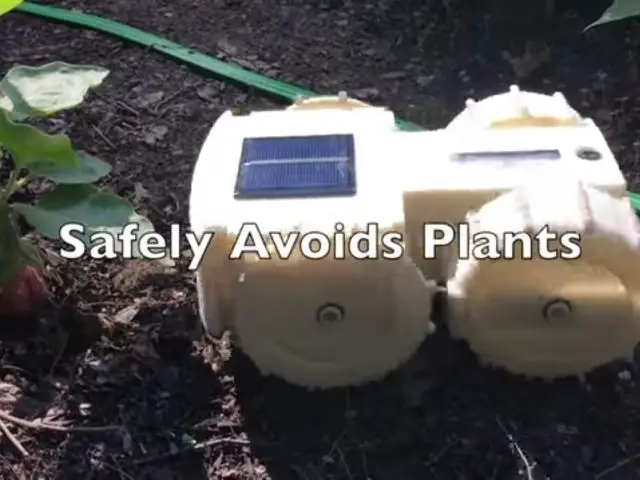 Een robot in de tuin met de woorden veilig planten vermijden en onkruid.