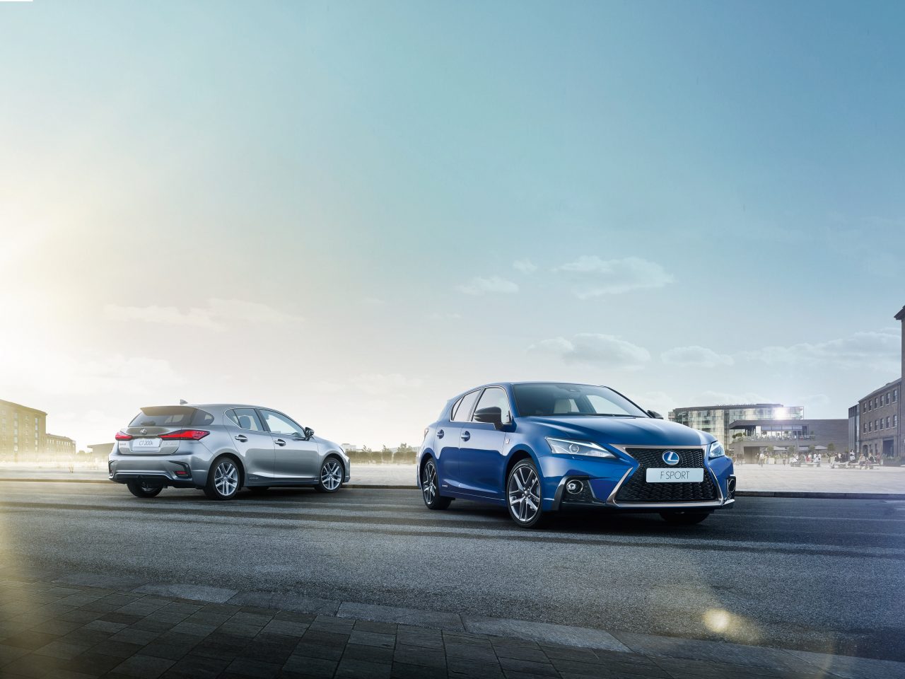 De nieuwe Lexus CT200h staat geparkeerd voor een gebouw.