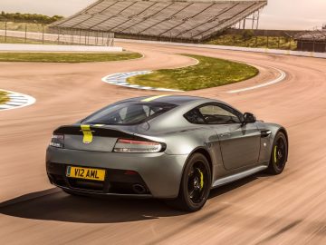 De Aston Martin V8 Vantage AMR rijdt op een circuit.