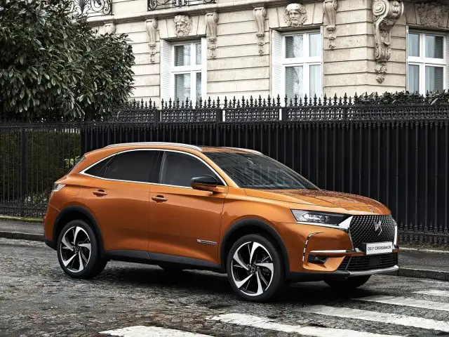 De DS 7 Crossback-suv uit 2019 staat geparkeerd op een geplaveide straat.