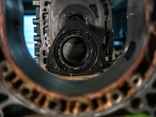 Een close-up van een Mazda-versnellingsbak in een machinewerkplaats.